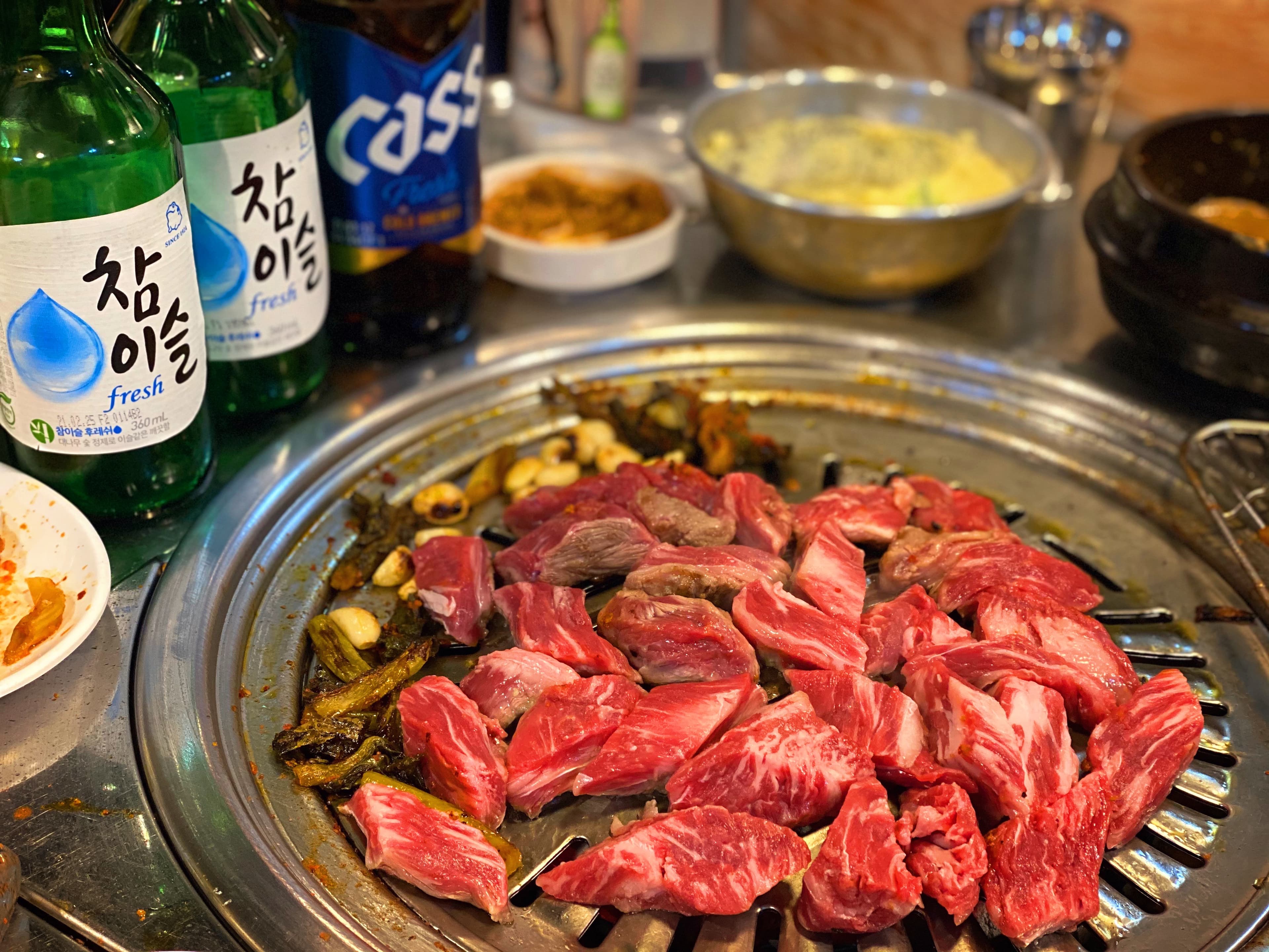 달아오른 숯불 위에서 굽는 소문난껍데기의 고기