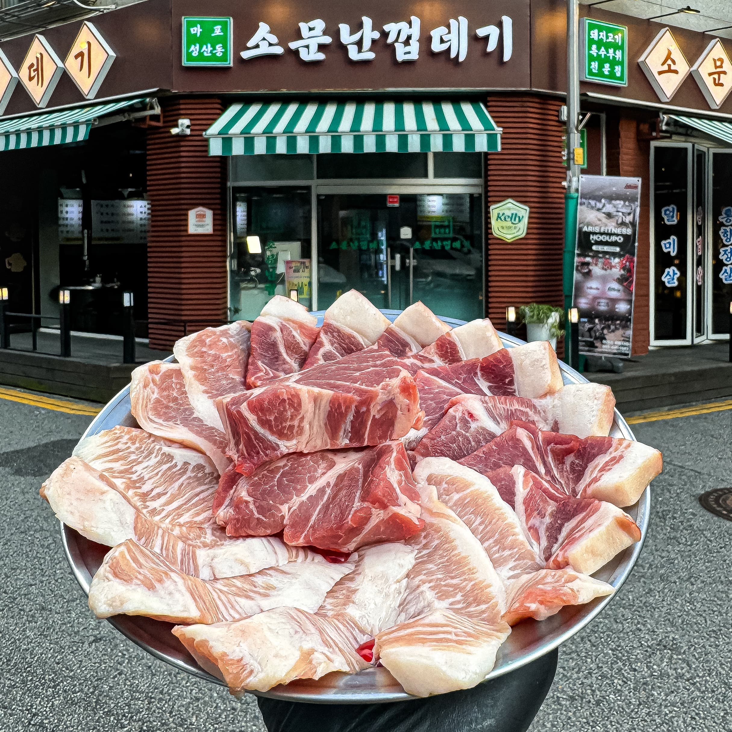 저녁 불이 켜진 소문난껍데기 매장 외관